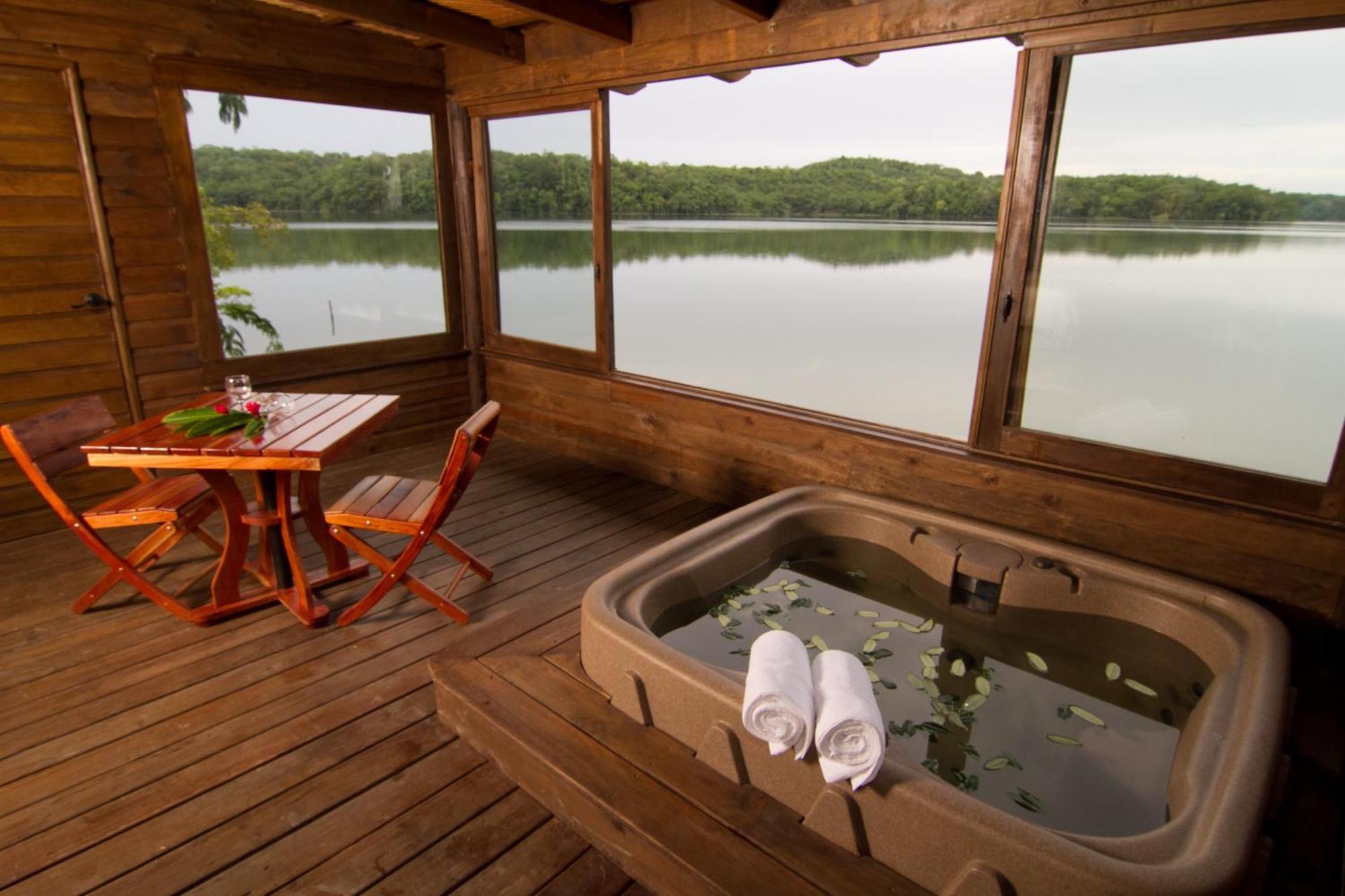 Queen Suite Lagoon Front