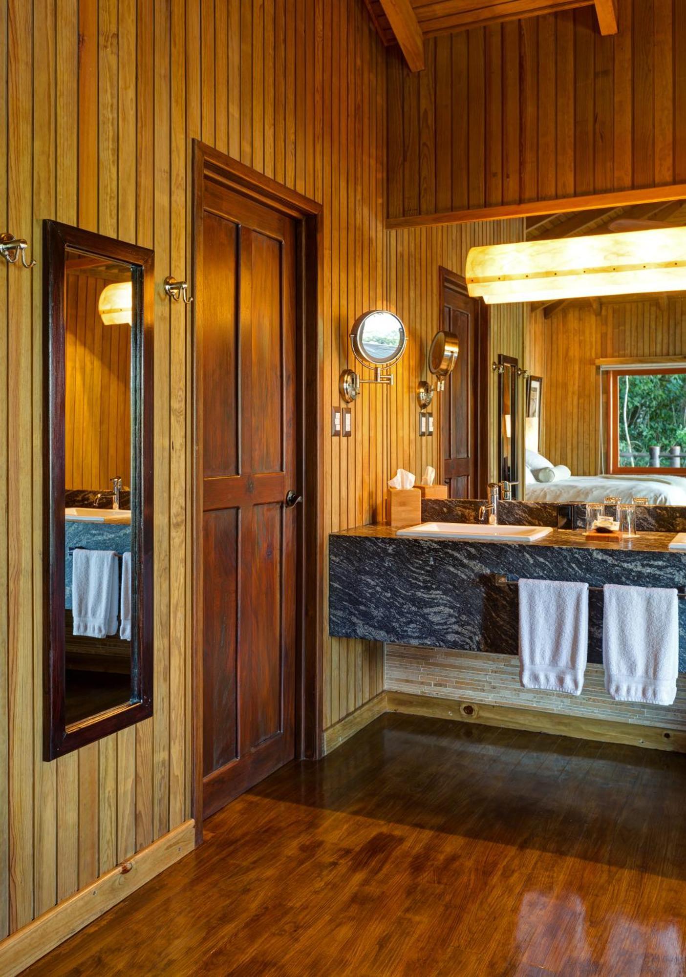 Waterfront Master Suite Queen,537789762:JPEG